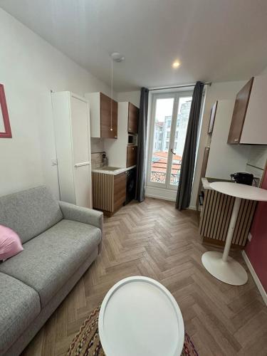 un salon avec un canapé et une table dans l'établissement MOON - 33, à Nice