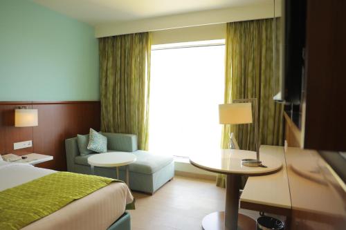 Una cama o camas en una habitación de Fairfield by Marriott Indore