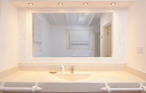 Ένα μπάνιο στο Ocean View Apartment