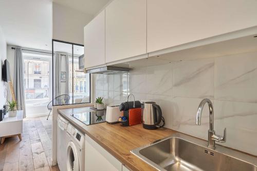 une cuisine avec un évier et un plan de travail dans l'établissement Apartment 2 bedrooms Center of Paris, à Paris