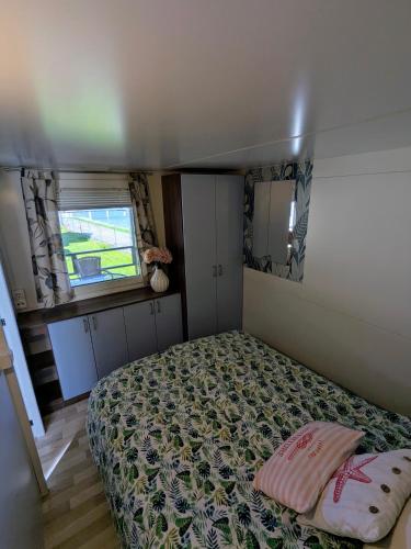 Ένα ή περισσότερα κρεβάτια σε δωμάτιο στο Bungalow Lido Adria