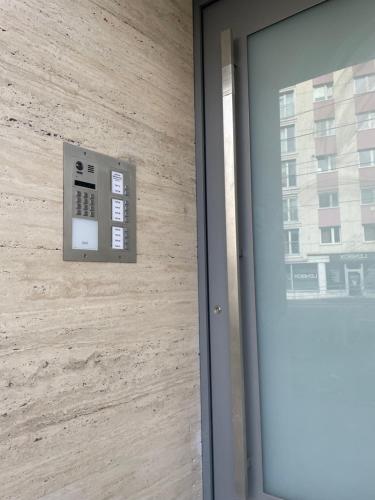 a switch on the wall of a building at Neubauwohnung in LINZ - sehr zentral,gratis Parkplatz und Balkon in Linz