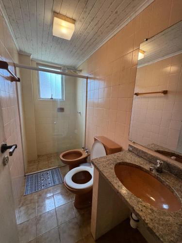 a bathroom with a toilet and a sink and a shower at Sonhos ML ApartHotel in Búzios