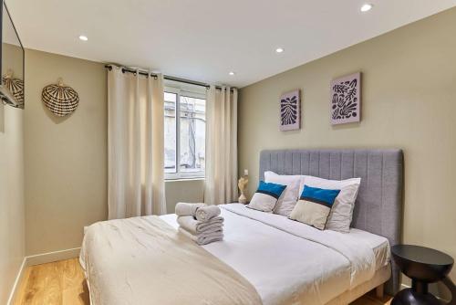 une chambre avec un grand lit et une fenêtre dans l'établissement Apartment Center of Paris by Studio prestige, à Paris