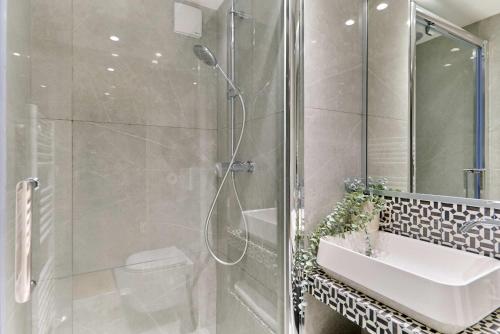 Apartment Center of Paris by Studio prestige