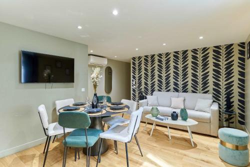 Apartment Center of Paris by Studio prestige