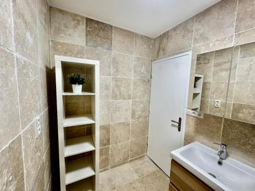 une salle de bain avec un lavabo, des toilettes et une douche dans l'établissement Apartement 8 personnes, 4 lits Créteil, metro 20 min de Paris, à Créteil