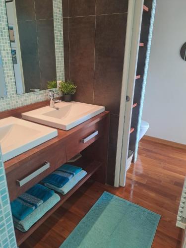 une salle de bain avec un lavabo et un miroir dans l'établissement T2 centre, plage à 2 minutes, parking, à Arcachon