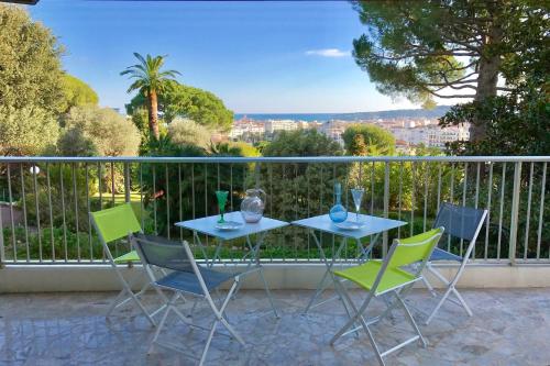 une table et des chaises sur un balcon avec vue dans l'établissement Sea View & Gardens in Antibes, à Antibes