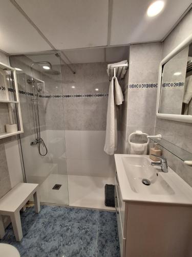 ポルト・サプラヤにあるValenciaBeachHomeのシャワー、洗面台、トイレ付きのバスルーム