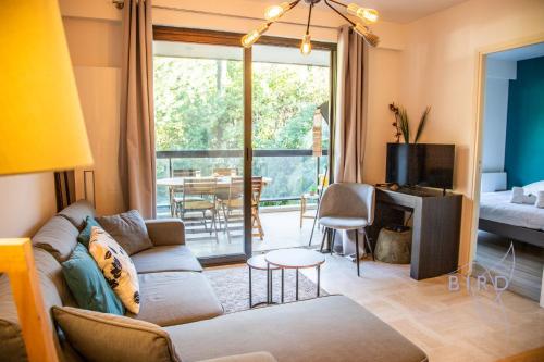 un salon avec un canapé et une télévision dans l'établissement Superb apartment with pool tennis & parking, à Cannes