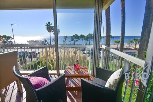 d'un balcon avec des chaises et une table offrant une vue sur la plage. dans l'établissement Breathtaking view of the big blue, à Cannes