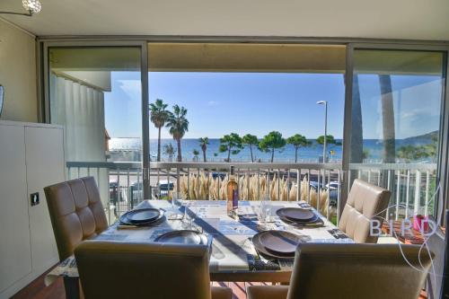 une salle à manger avec une table et une vue sur la plage dans l'établissement Breathtaking view of the big blue, à Cannes