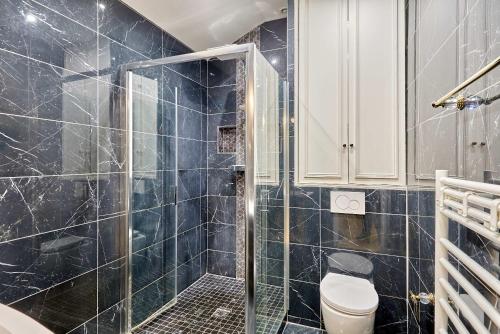 une salle de bain avec douche et toilettes dans l'établissement Apartment Opéra by Studio prestige, à Paris