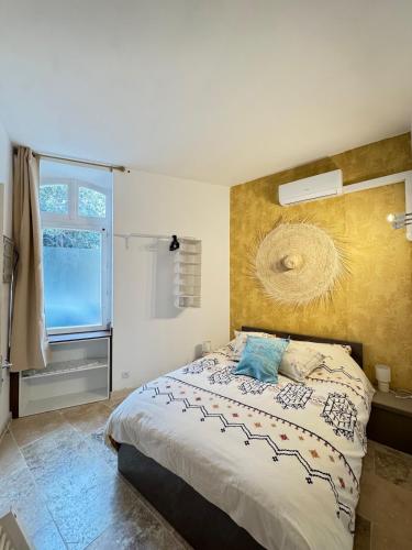 une chambre avec un grand lit et une fenêtre dans l'établissement Appartement avec Bain à Remous & Patio, à Avignon