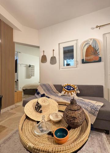 un salon avec une table et un canapé dans l'établissement Appartement avec Bain à Remous & Patio, à Avignon