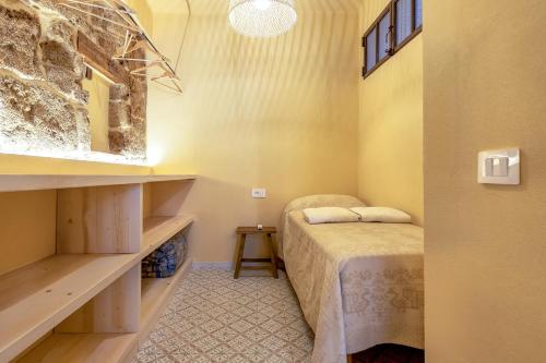 a small room with a bed and a table at Suite Buragna Exclusive Retreat in Alghero