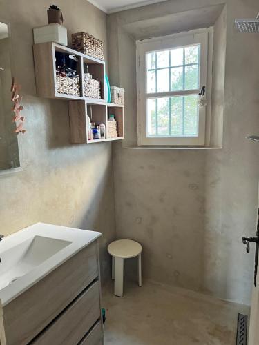 une salle de bain avec un lavabo et une fenêtre dans l'établissement Maison Provencale avec piscine, à Saint-Maximin-la-Sainte-Baume