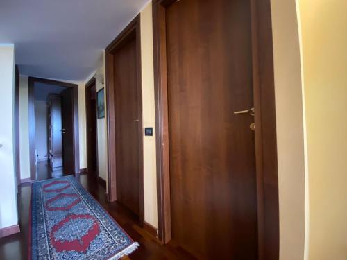 a hallway with a door and a rug on the floor at Sunnyhill Home in Monterotondo