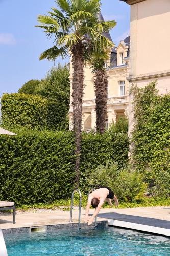 Château Hôtel Grand Barrail — Swimming pool