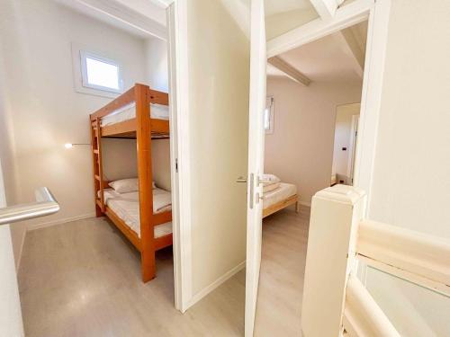 - une chambre avec des lits superposés et une chambre avec un miroir dans l'établissement T2 - Piscine - Parking - Plage, à Six-Fours-les-Plages