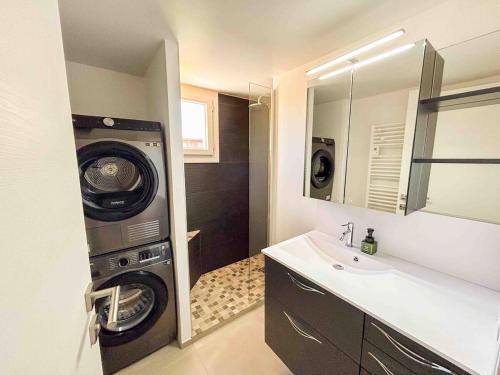 La salle de bains est pourvue d'un lave-linge et d'un lavabo. dans l'établissement T2 - Piscine - Parking - Plage, à Six-Fours-les-Plages