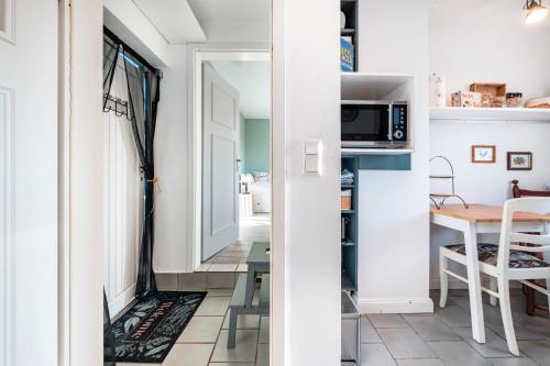 a small kitchen and dining room with a door leading into a room at Harmonie Hof in Oyten