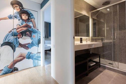 A bathroom at Enjoybcn Marina Apartment