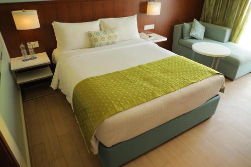 Una cama o camas en una habitación de Fairfield by Marriott Indore