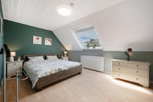 a bedroom with a bed and a window at Harmonie Hof in Oyten
