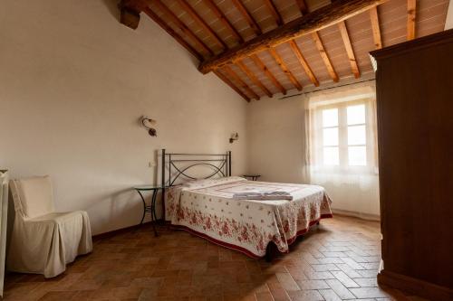 a bedroom with a bed and a window at Agriturismo San Carlo in Pomarance