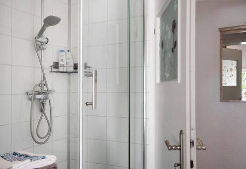 a bathroom with a shower with a shower head at Harmonie Hof in Oyten