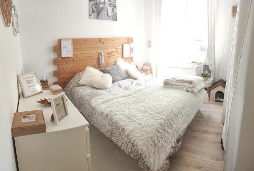 - une chambre dotée d'un lit et d'un bureau dans l'établissement Villa Toulon Ouest - House west Toulon, à Toulon