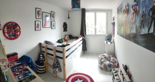 Cette chambre comprend un lit, une fenêtre et des photos. dans l'établissement Villa Toulon Ouest - House west Toulon, à Toulon