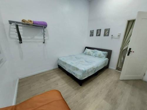 Ένα ή περισσότερα κρεβάτια σε δωμάτιο στο Homestay Al-Ayyubi Medan Jaya