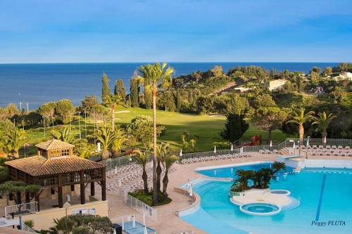 une vue aérienne d'un complexe avec piscine dans l'établissement Anémone, à Saint-Raphaël