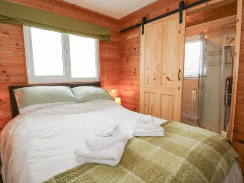 Postel nebo postele na pokoji v ubytování The Log Cabin