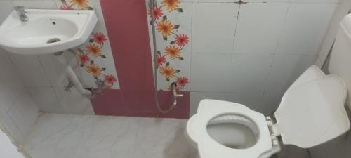 a bathroom with a toilet and a sink at Hotel Sangam sagar in Sāgar