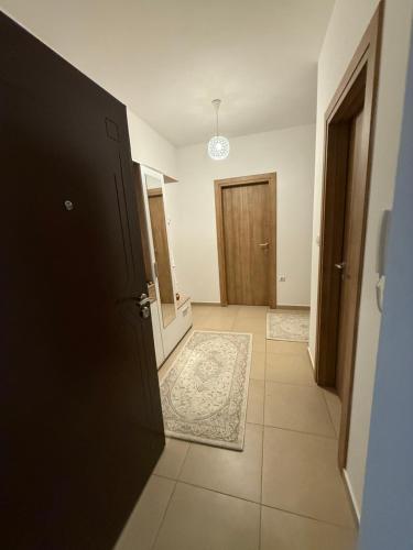 ein leerer Flur mit einer Tür und einem Teppich in der Unterkunft Stan 60m2 in Bar