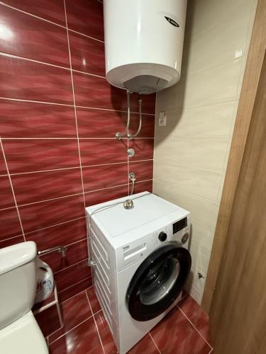une salle de bains avec lave-linge et toilettes dans l'établissement Stan 60m2, à Bar