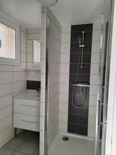 une salle de bain avec douche et lavabo dans l'établissement Vaux sur Mer - Royan Villa très proche de l'océan, à Vaux-sur-Mer