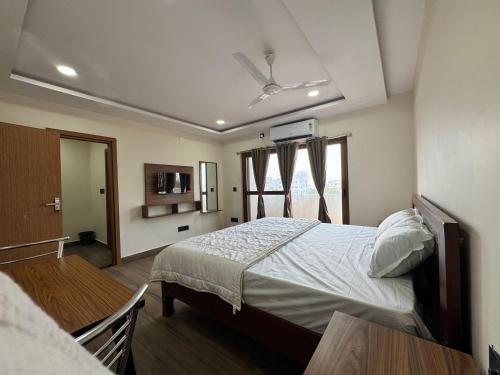 HOTEL MADHAVA RESiDENCYにあるベッド