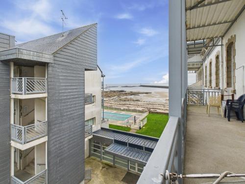 un balcon d'appartement avec vue sur l'océan dans l'établissement Balcon vue mer accès direct plage et piscine, au Croisic