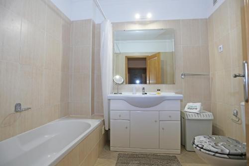 Koupelna v ubytování Lancemar Flat in Albufeira