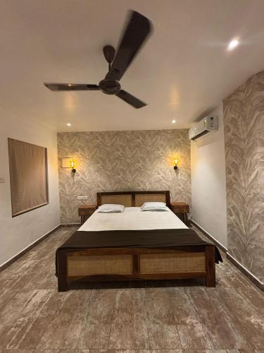 Postel nebo postele na pokoji v ubytování PPR Courtyard Guruvayur by LexStays