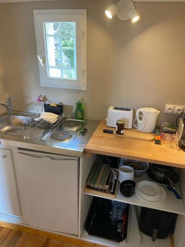 une cuisine avec un évier et un plan de travail dans l'établissement Le Moulin de L'aire, à Lourmarin