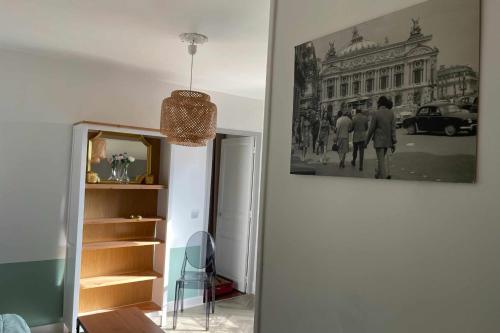 un couloir avec une photo d'un bâtiment sur le mur dans l'établissement Charming 2 rooms near Basilica of Saint-Denis, à Saint-Denis