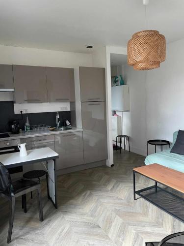 une pièce avec une cuisine et un salon dans l'établissement Charming 2 rooms near Basilica of Saint-Denis, à Saint-Denis