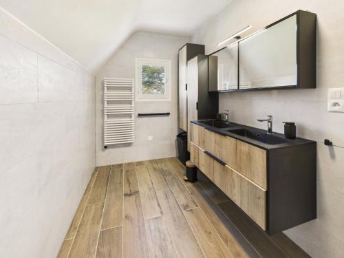 une salle de bain avec un lavabo et un miroir dans l'établissement Maison moderne pour 12, grand jardin, terrasse, à Concarneau