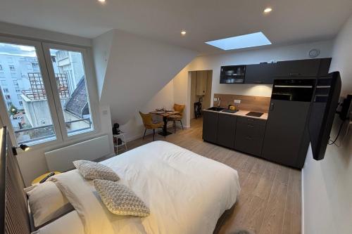 Bright freshly renovated and ventilated studio